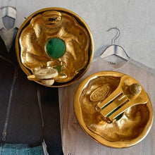 Charger l&#39;image dans la galerie, Chloé, jolies boucles clips vintage en métal doré avec cabochons de verre verts
