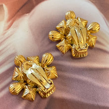 Charger l&#39;image dans la galerie, YSL par GOOSSENS, belles boucles vintage couture en métal doré et pierres blanches
