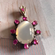 Charger l&#39;image dans la galerie, Joli pendentif ancien en métal argenté avec cabochon opalescent style pierre de lune et pierres roses
