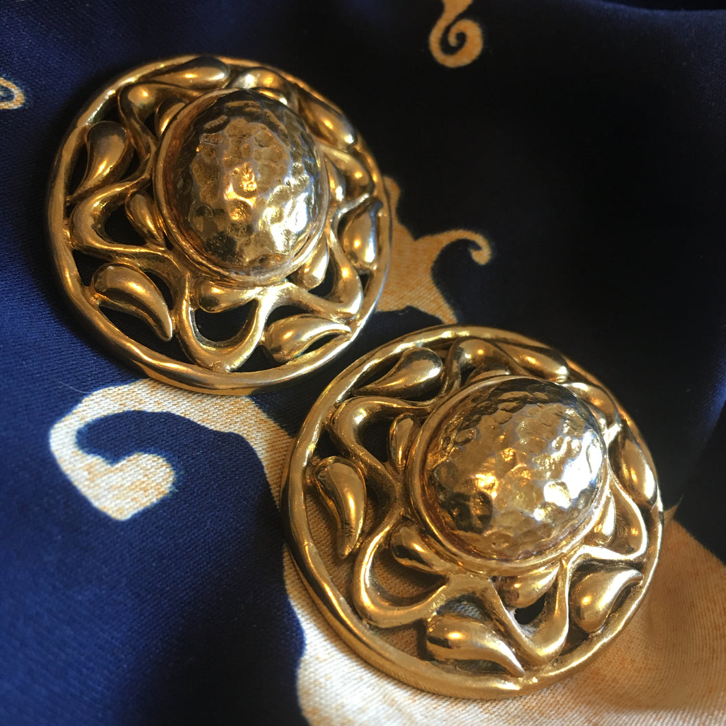 YSL, grosses boucles d’oreilles vintage couture en métal doré