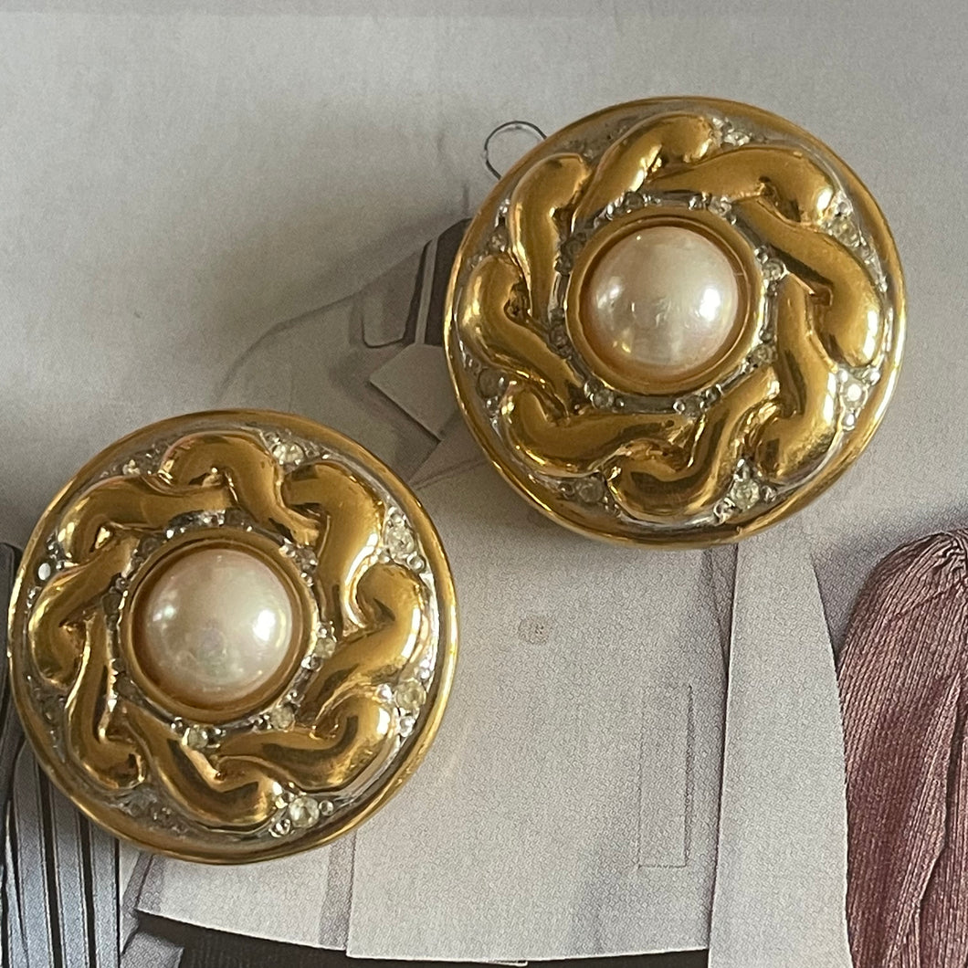 Chloé, jolies boucles vintage en métal doré et perles en cabochons