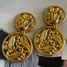 Charger l&#39;image dans la galerie, Yves Saint Laurent, grandes boucles clips pendantes en métal doré ajouré et pierres de couleur
